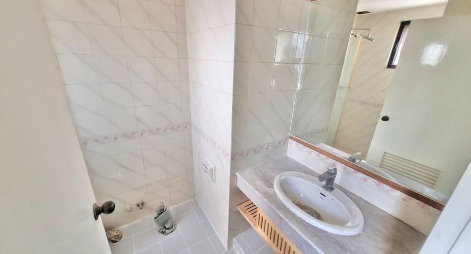 For rent 3 bedrooms condo in Khlong Toei, Bangkok