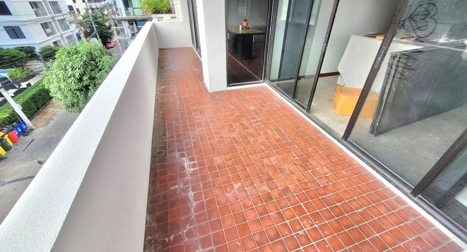 For rent 3 bedrooms condo in Khlong Toei, Bangkok