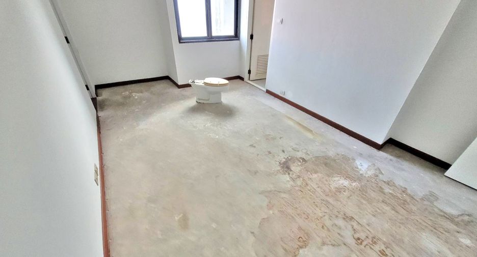 For rent 3 bedrooms condo in Khlong Toei, Bangkok