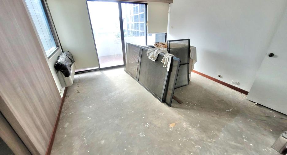 For rent 3 bedrooms condo in Khlong Toei, Bangkok
