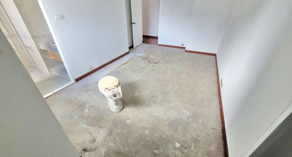 For rent 3 bedrooms condo in Khlong Toei, Bangkok