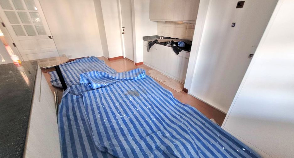 For rent 3 bedrooms condo in Khlong Toei, Bangkok