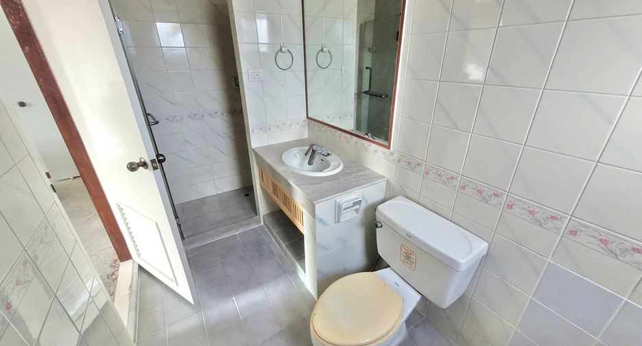 For rent 3 bedrooms condo in Khlong Toei, Bangkok