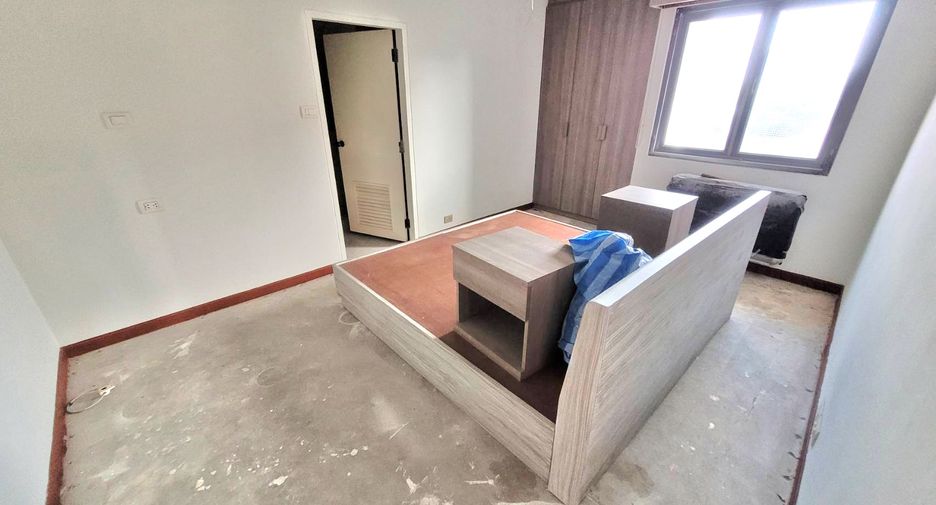 For rent 3 bedrooms condo in Khlong Toei, Bangkok