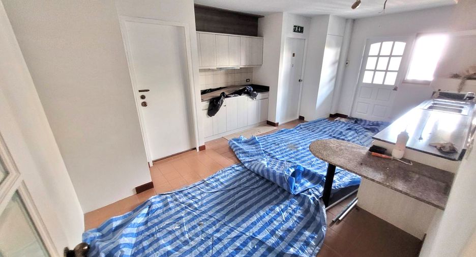 For rent 3 bedrooms condo in Khlong Toei, Bangkok