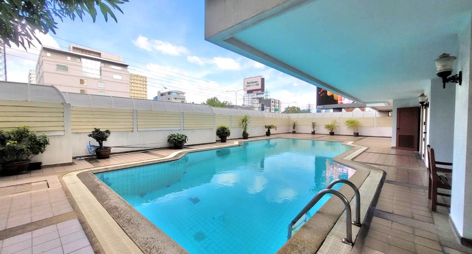 For rent 3 bedrooms condo in Khlong Toei, Bangkok
