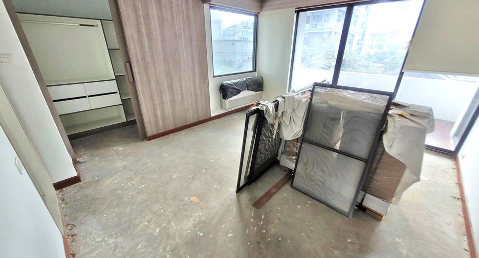 For rent 3 bedrooms condo in Khlong Toei, Bangkok