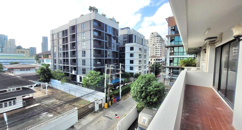 For rent 3 bedrooms condo in Khlong Toei, Bangkok