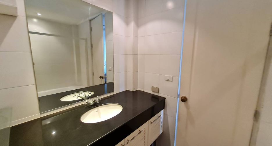 For rent 3 bedrooms condo in Yan Nawa, Bangkok
