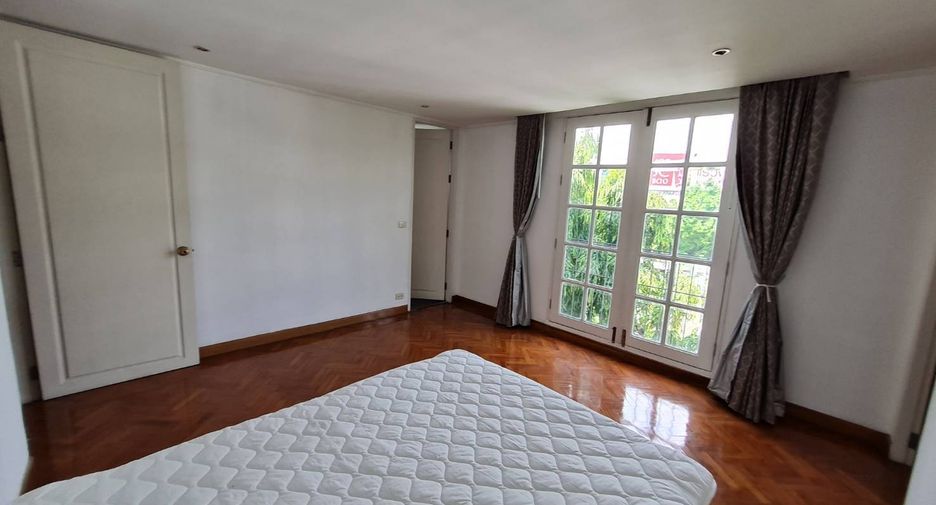 For rent 3 bedrooms condo in Yan Nawa, Bangkok