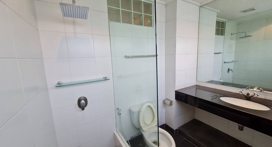 For rent 3 bedrooms condo in Yan Nawa, Bangkok