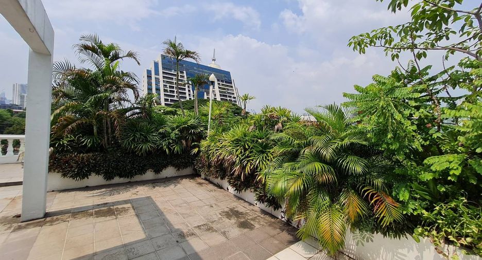 For rent 3 bedrooms condo in Yan Nawa, Bangkok