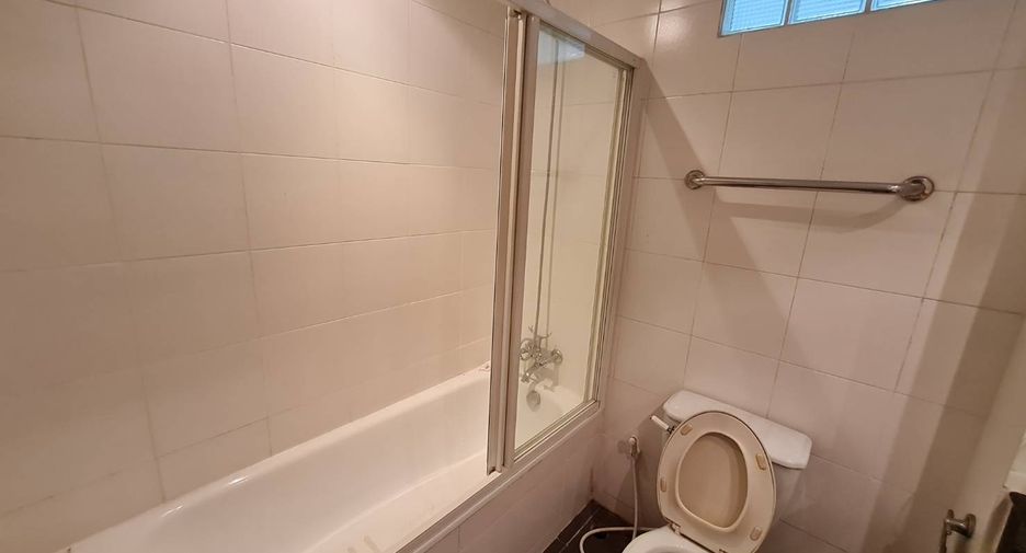 For rent 3 bedrooms condo in Yan Nawa, Bangkok