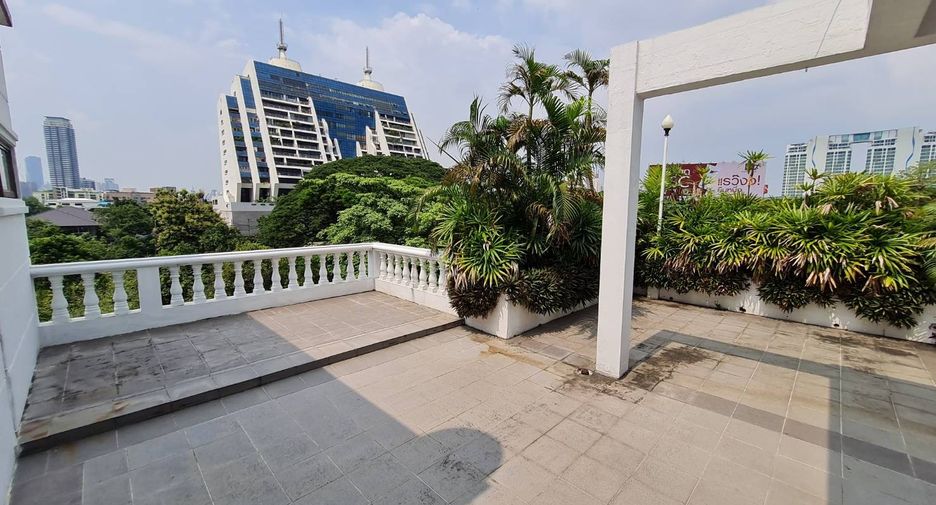 For rent 3 bedrooms condo in Yan Nawa, Bangkok