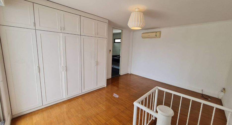 For rent 3 bedrooms condo in Yan Nawa, Bangkok