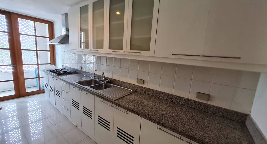 For rent 3 bedrooms condo in Yan Nawa, Bangkok