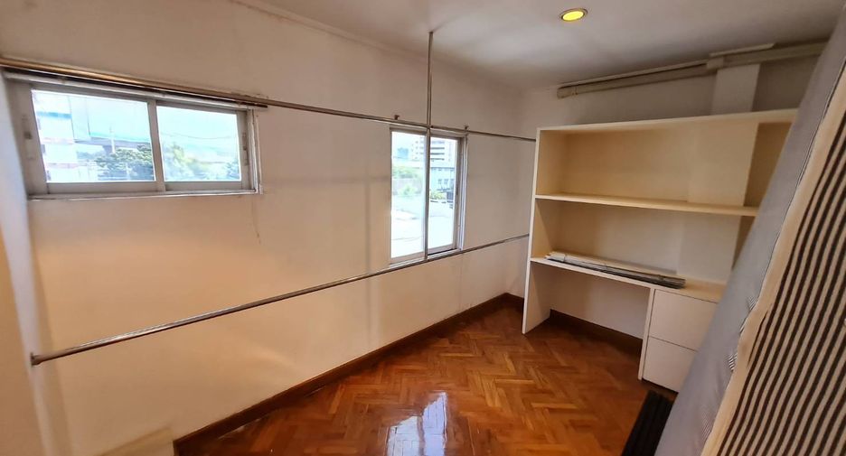 For rent 3 bedrooms condo in Yan Nawa, Bangkok