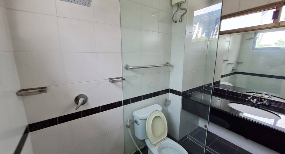 For rent 3 bedrooms condo in Yan Nawa, Bangkok