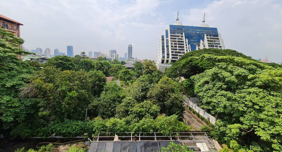 For rent 3 bedrooms condo in Yan Nawa, Bangkok