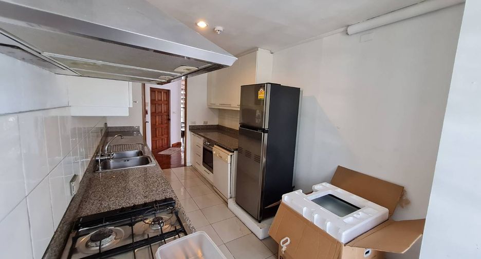 For rent 3 bedrooms condo in Yan Nawa, Bangkok