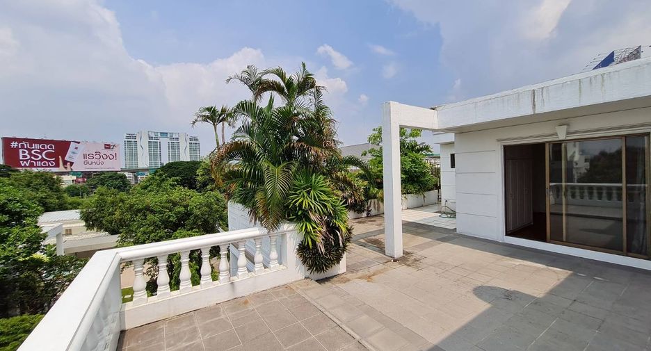 For rent 3 bedrooms condo in Yan Nawa, Bangkok