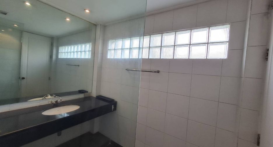 For rent 3 bedrooms condo in Yan Nawa, Bangkok