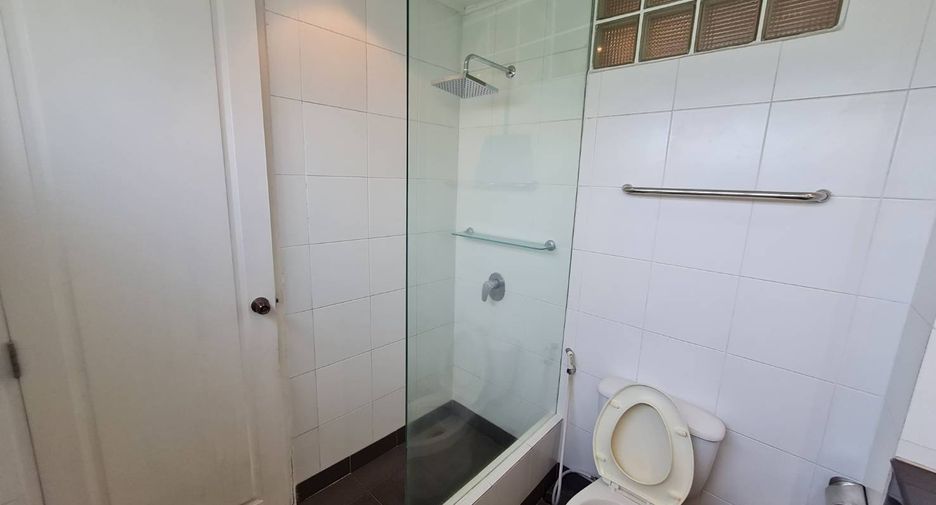 For rent 3 bedrooms condo in Yan Nawa, Bangkok