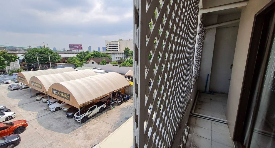 For rent 3 bedrooms condo in Yan Nawa, Bangkok