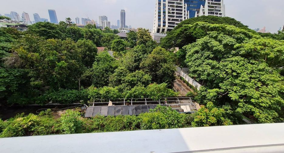 For rent 3 bedrooms condo in Yan Nawa, Bangkok