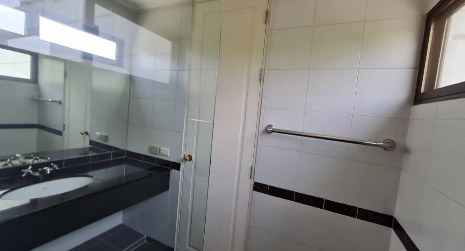 For rent 3 bedrooms condo in Yan Nawa, Bangkok