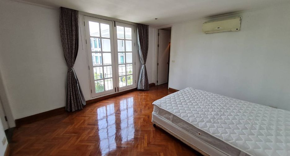 For rent 3 bedrooms condo in Yan Nawa, Bangkok