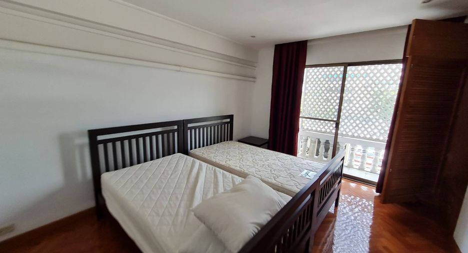 For rent 3 bedrooms condo in Yan Nawa, Bangkok