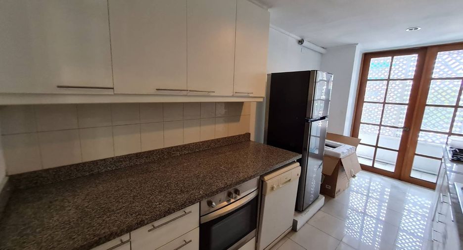 For rent 3 bedrooms condo in Yan Nawa, Bangkok