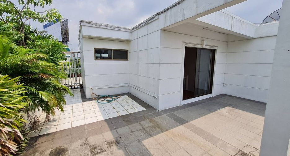 For rent 3 bedrooms condo in Yan Nawa, Bangkok