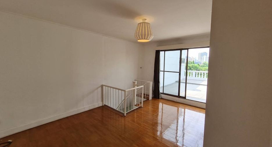 For rent 3 bedrooms condo in Yan Nawa, Bangkok