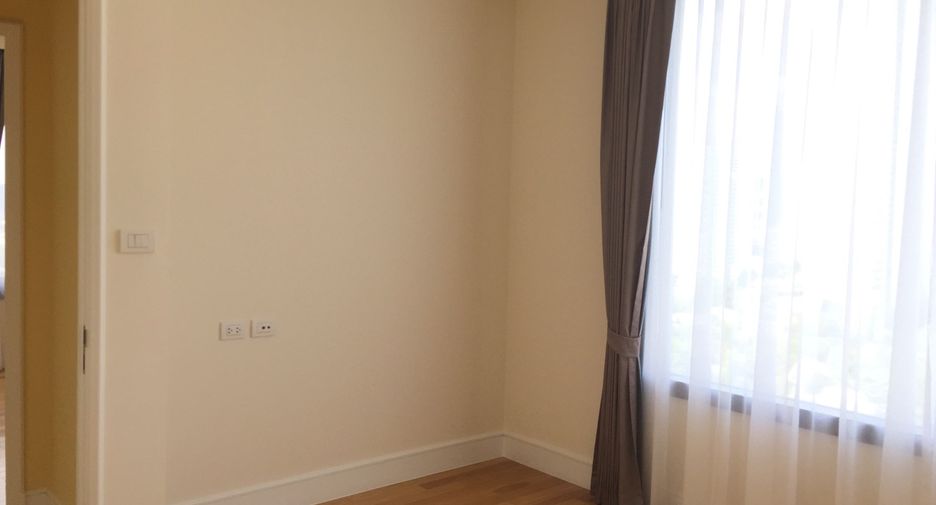 For rent 3 bedrooms condo in Pathum Wan, Bangkok