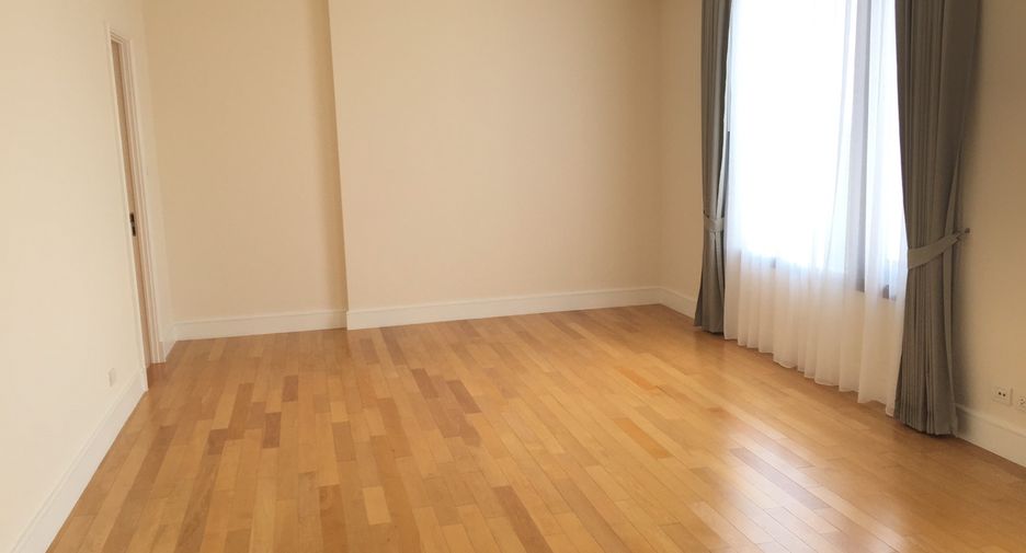 For rent 3 bedrooms condo in Pathum Wan, Bangkok