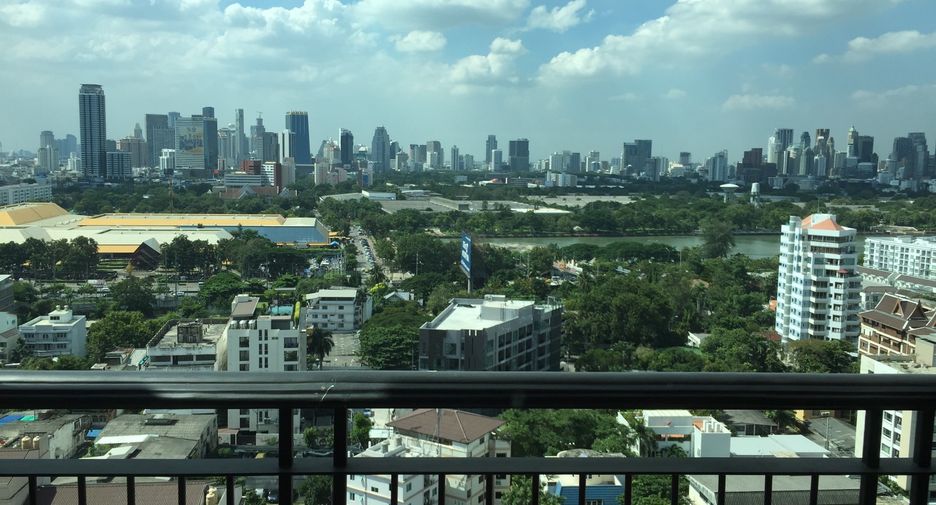 For rent 3 bedrooms condo in Pathum Wan, Bangkok