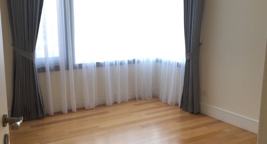 For rent 3 bedrooms condo in Pathum Wan, Bangkok