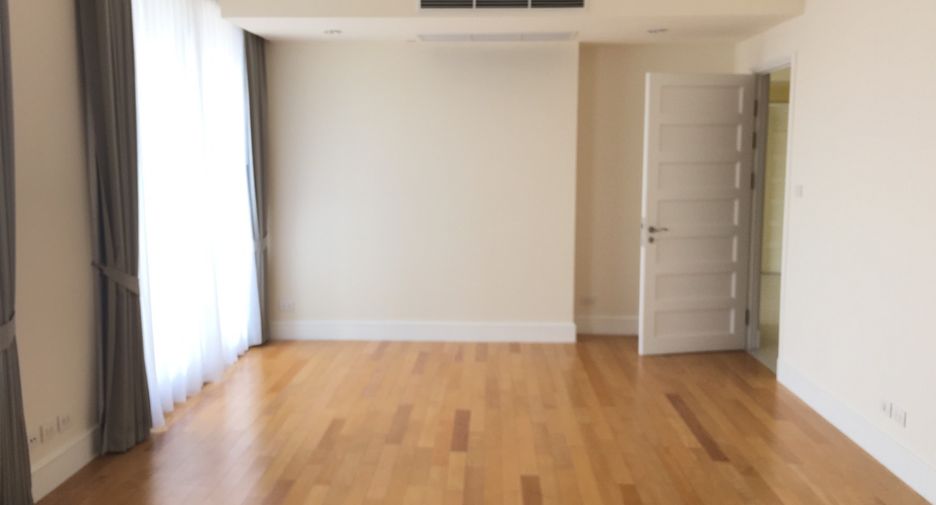 For rent 3 bedrooms condo in Pathum Wan, Bangkok