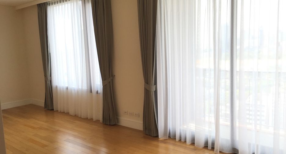 For rent 3 bedrooms condo in Pathum Wan, Bangkok