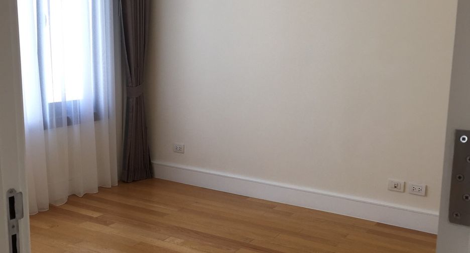 For rent 3 bedrooms condo in Pathum Wan, Bangkok