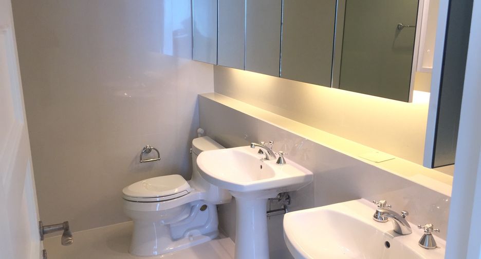 For rent 3 bedrooms condo in Pathum Wan, Bangkok