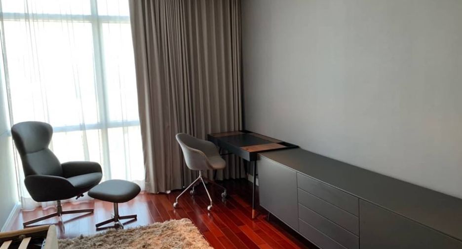 For rent 3 bedrooms condo in Pathum Wan, Bangkok