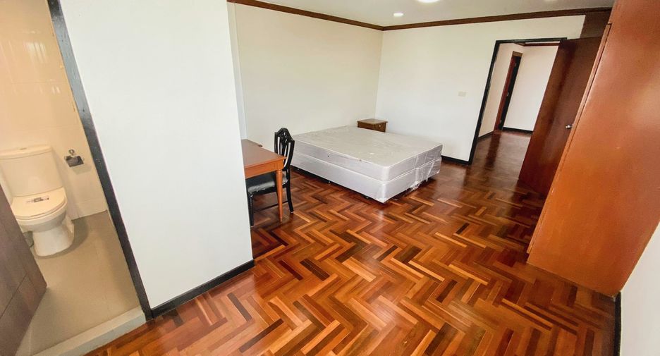 For rent 3 bedrooms condo in Watthana, Bangkok