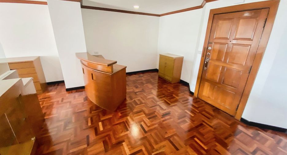 For rent 3 bedrooms condo in Watthana, Bangkok