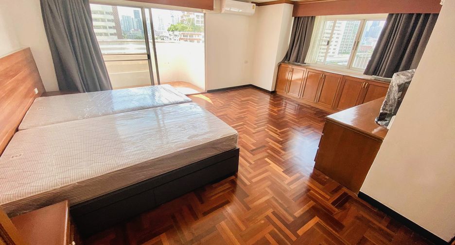 For rent 3 bedrooms condo in Watthana, Bangkok
