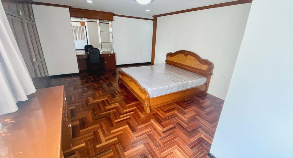 For rent 3 bedrooms condo in Watthana, Bangkok