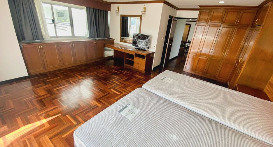 For rent 3 bedrooms condo in Watthana, Bangkok