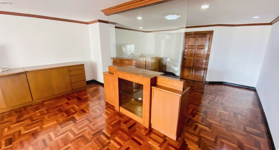 For rent 3 bedrooms condo in Watthana, Bangkok